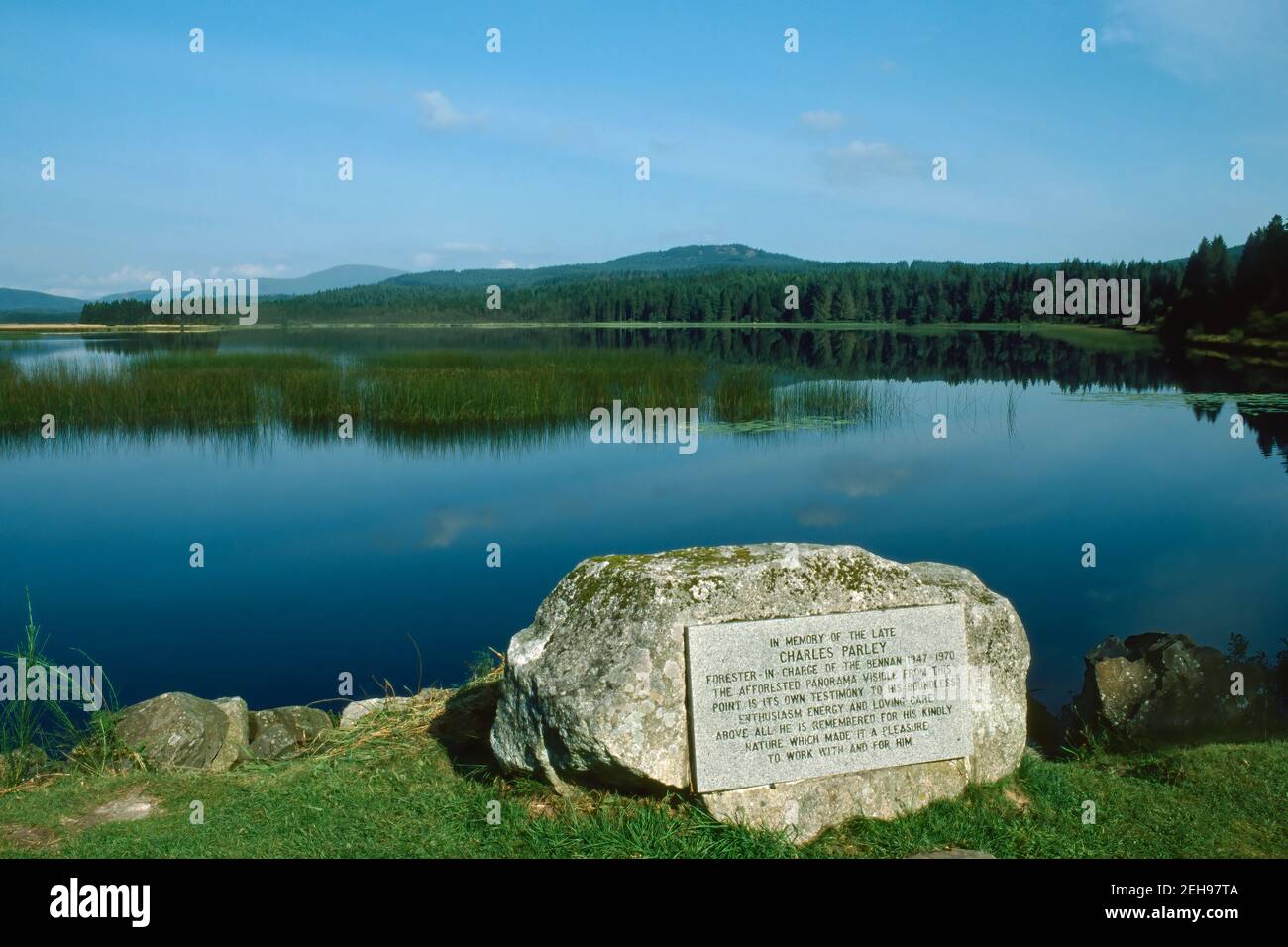 La pietra commemorativa di Charles Parley a Stroan Loch nel Galloway Forest Park Scozia Foto Stock