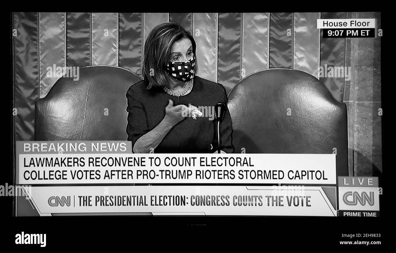 Una CNN screenshot del Presidente della Camera degli Stati Uniti Nancy Pelosi rivolgendosi al Senato dopo che i sostenitori del Presidente Trump hanno attaccato il Campidoglio degli Stati Uniti. Foto Stock