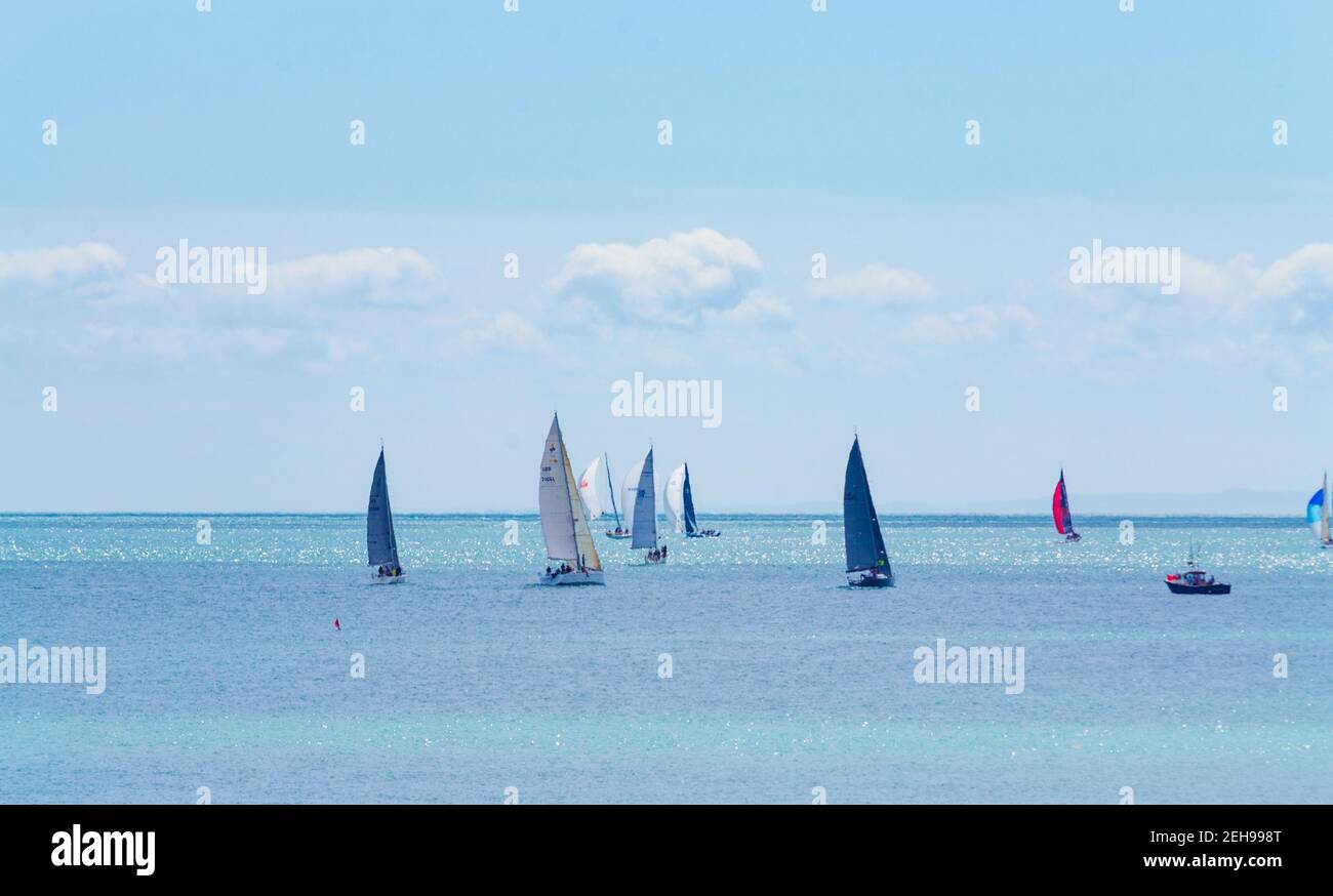 Yacht a vela che corrono a Sandwich Bay, una lunga e ampia insenatura di mare tra Ramsgate e Deal, sulla costa orientale del Kent, Inghilterra. Foto Stock