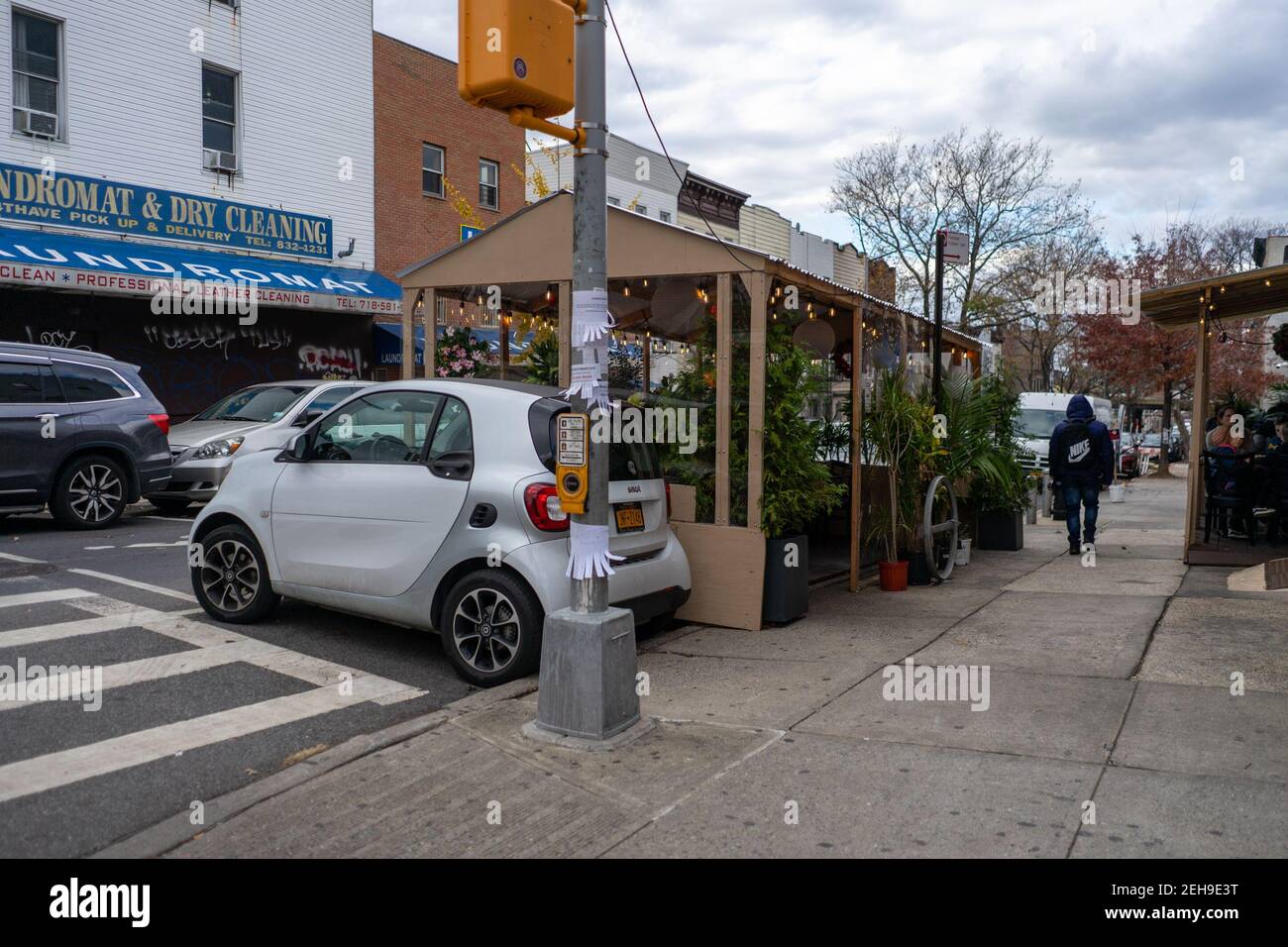 Brooklyn, Stati Uniti. 28 novembre 2020. Un elegante parcheggio vicino a un recinto di ristoranti all'aperto a Brooklyn. Foto Stock