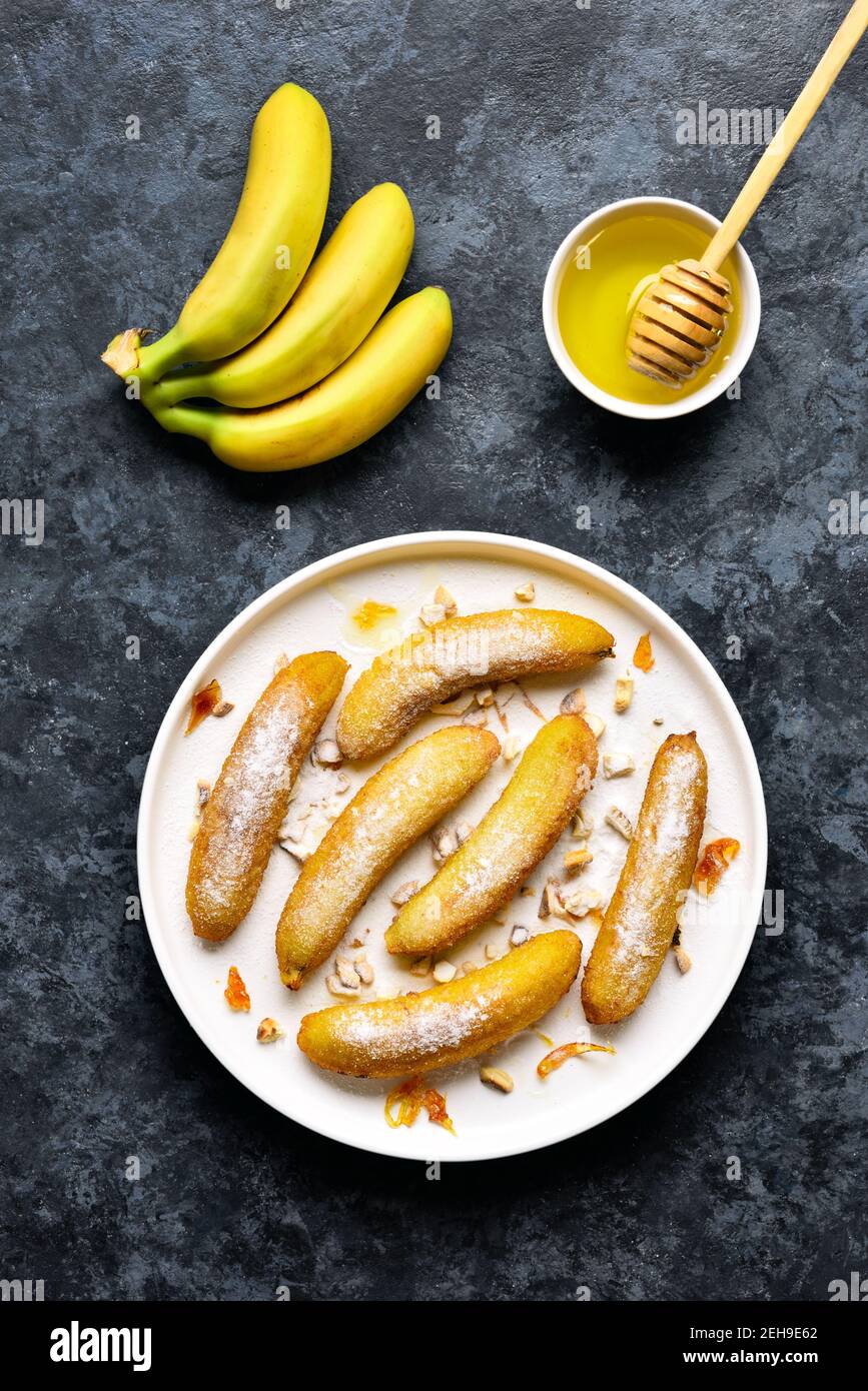 Dessert di banane fritte in padella in stile asiatico. Vista dall'alto, disposizione piatta Foto Stock