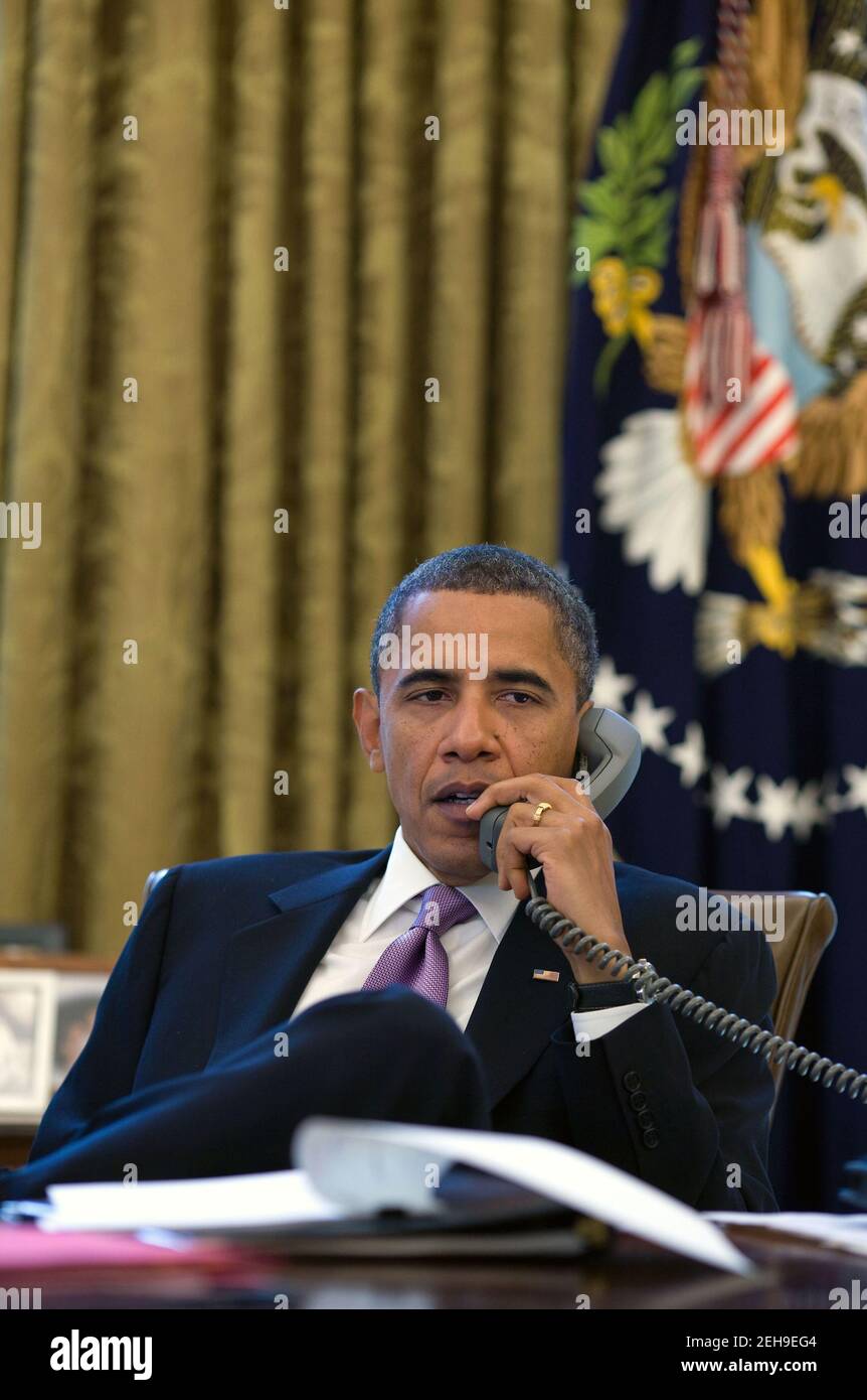 Il presidente Barack Obama parla al telefono nell'Ufficio ovale con il presidente Alvaro Colom del Guatemala per esprimere il suo profondo rammarico per lo studio condotto dal Servizio sanitario pubblico degli Stati Uniti negli anni '40 sull'inoculazione di malattie sessualmente trasmesse e per estendere una scusa a tutti coloro che sono colpiti, 1 ottobre 2010. Foto Stock