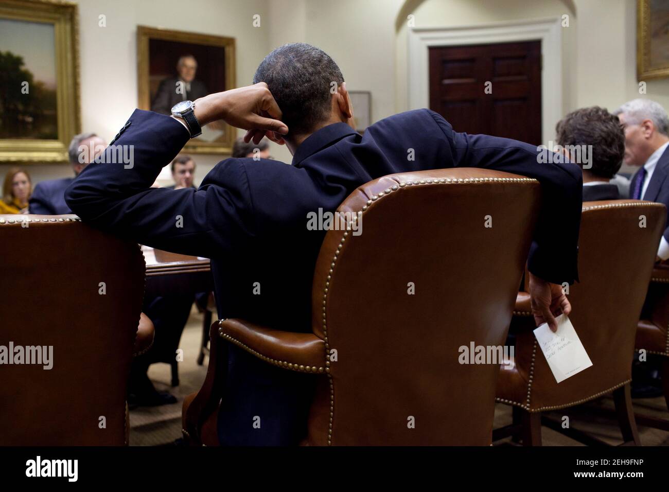 Il presidente Barack Obama tiene una nota dal segretario personale Katie Johnson durante il briefing quotidiano del presidente economico, nella stanza di Roosevelt della Casa Bianca, 12 ottobre 2010. Foto Stock