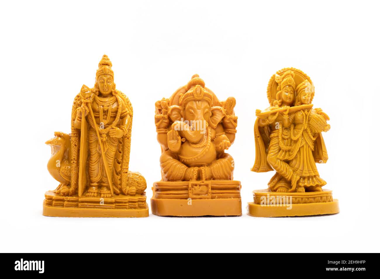 L'idolo in legno intagliato a mano di Lord Murugan con Radha Krishna E Ganesha su sfondo bianco Foto Stock