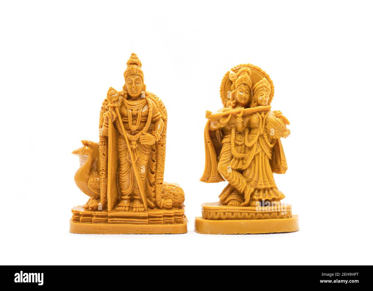 L'idolo in legno intagliato a mano di Lord Murugan con Radha Krishna è isolato su uno sfondo bianco Foto Stock