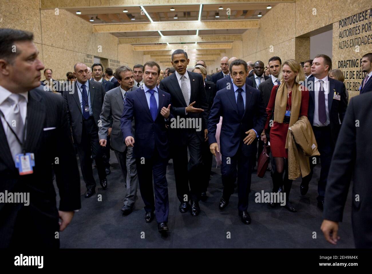 Il presidente Barack Obama cammina con il presidente russo Dimitry Medvedev, a sinistra, e il presidente francese Nicolas Sarkozy, a destra, al vertice della NATO a Lisbona, in Portogallo, il 20 novembre 2010. Foto Stock