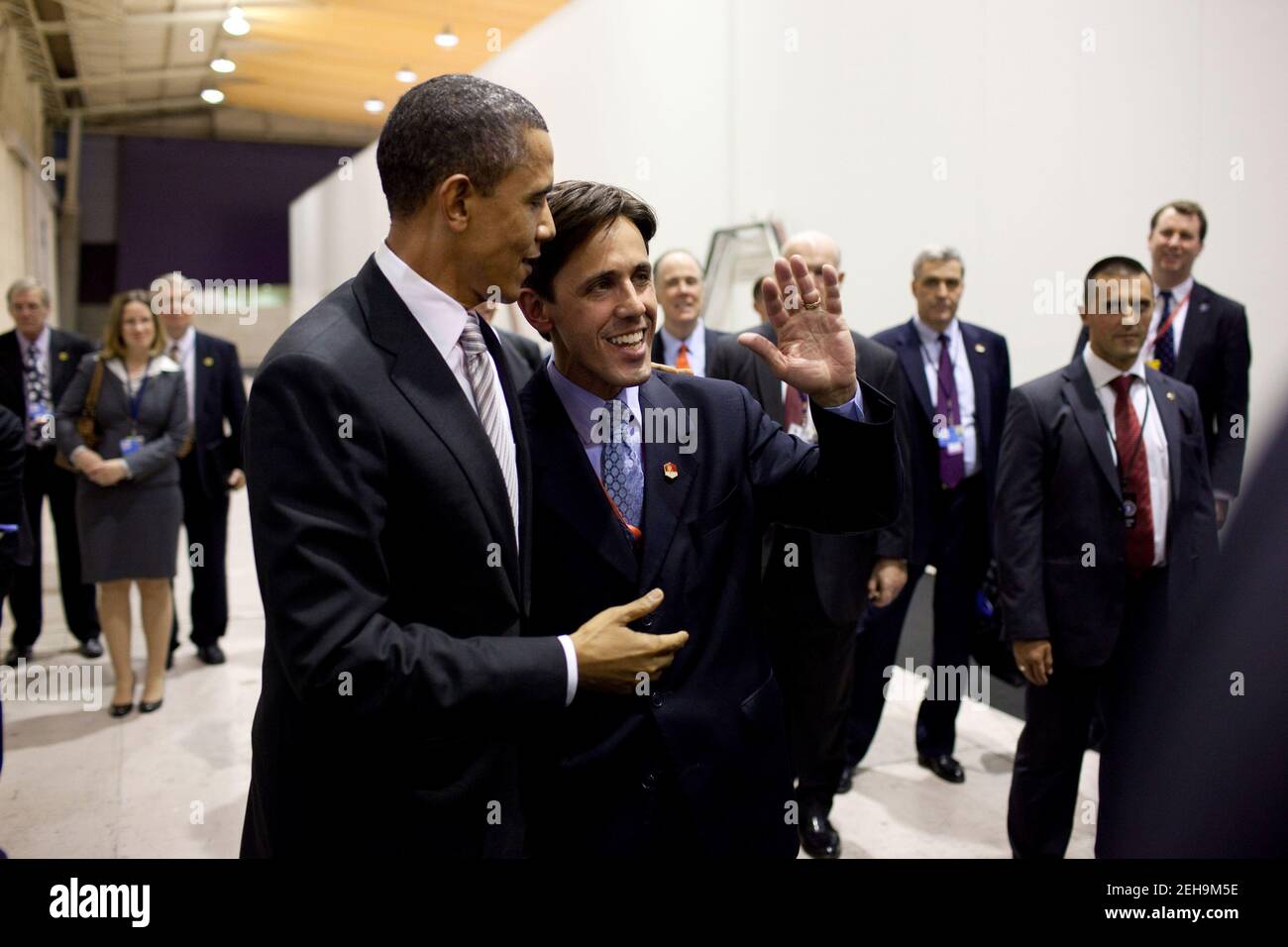 Il presidente Barack Obama cammina con David Simas, Aide, al consulente senior David Axelrod, e lo presenta alla TV portoghese, al vertice NATO di Lisbona, Portogallo, 20 novembre 2010. Simas è di origine portoghese. Foto Stock