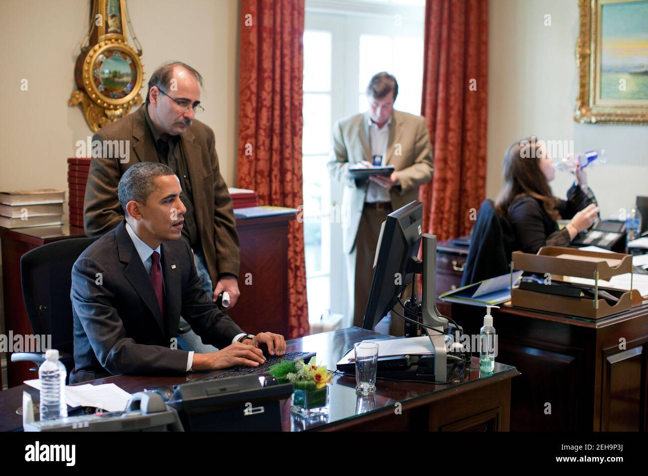 Il presidente Barack Obama e il consulente senior David Axelrod lavorano su una dichiarazione riguardante l'accordo commerciale tra Stati Uniti e Corea nell'ufficio ovale esterno, 4 dicembre 2010. Sulla destra ci sono Terry Szuplat e Katie Johnson. Foto Stock