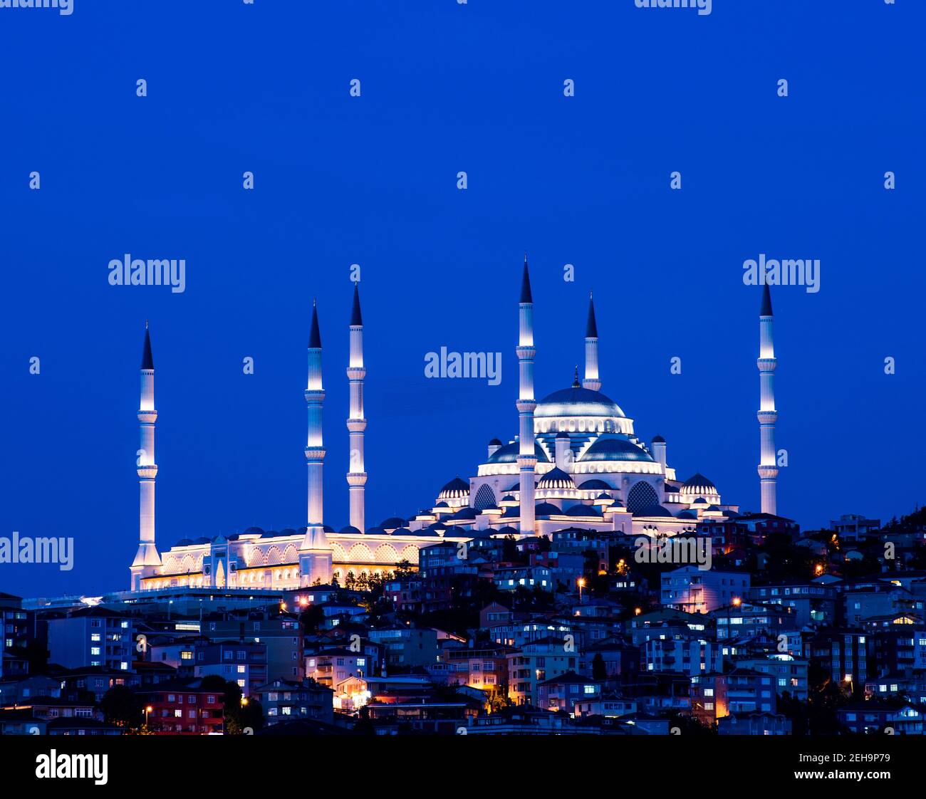 MOSCHEA CAMLICA a Istanbul, Turchia. La moschea di Camlica è la più grande moschea della Turchia. Moschea con cielo blu al tramonto. Foto Stock