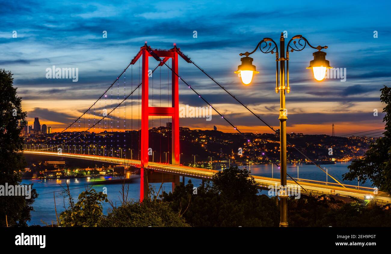 ISTANBUL, TURCHIA. Vista panoramica sul Bosforo di Istanbul al tramonto. Ponte sul Bosforo di Istanbul (15 luglio Ponte dei Martiri. Turco: 15 Temmuz Sehitler Kopru Foto Stock
