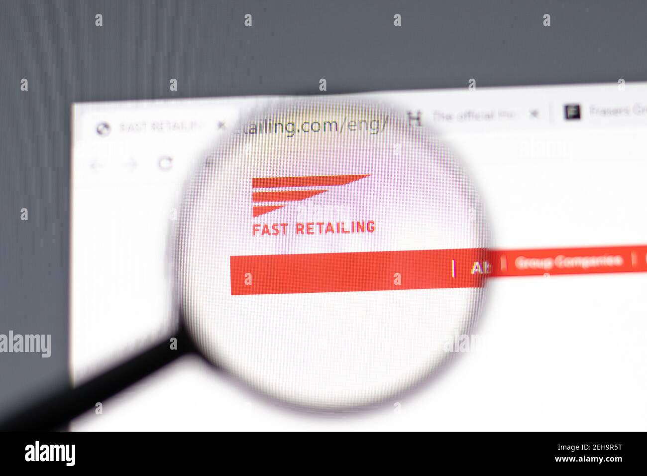 New York, USA - 15 Febbraio 2021: Sito web Fast Retailing in browser con logo aziendale, Editoriale illustrativo Foto Stock