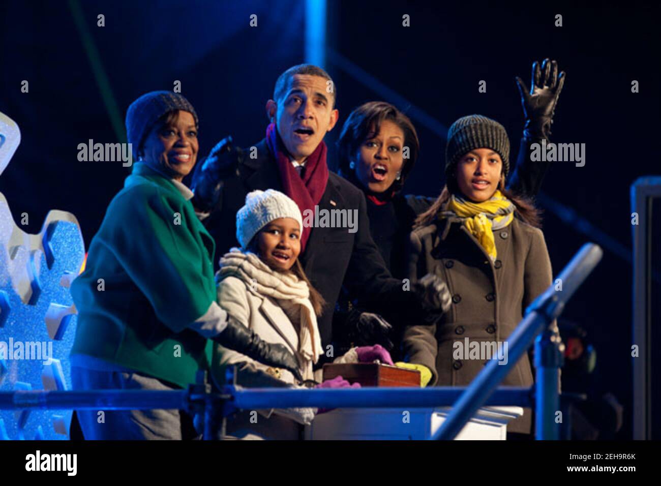 Il presidente Barack Obama, con la suocera Marian Robinson, le figlie Sasha e Malia, e la First Lady Michelle Obama, reagiscono mentre premono il pulsante per illuminare l'albero di Natale nazionale durante una cerimonia sulle ellisse a Washington, D.C., 9 dicembre 2010. Foto Stock