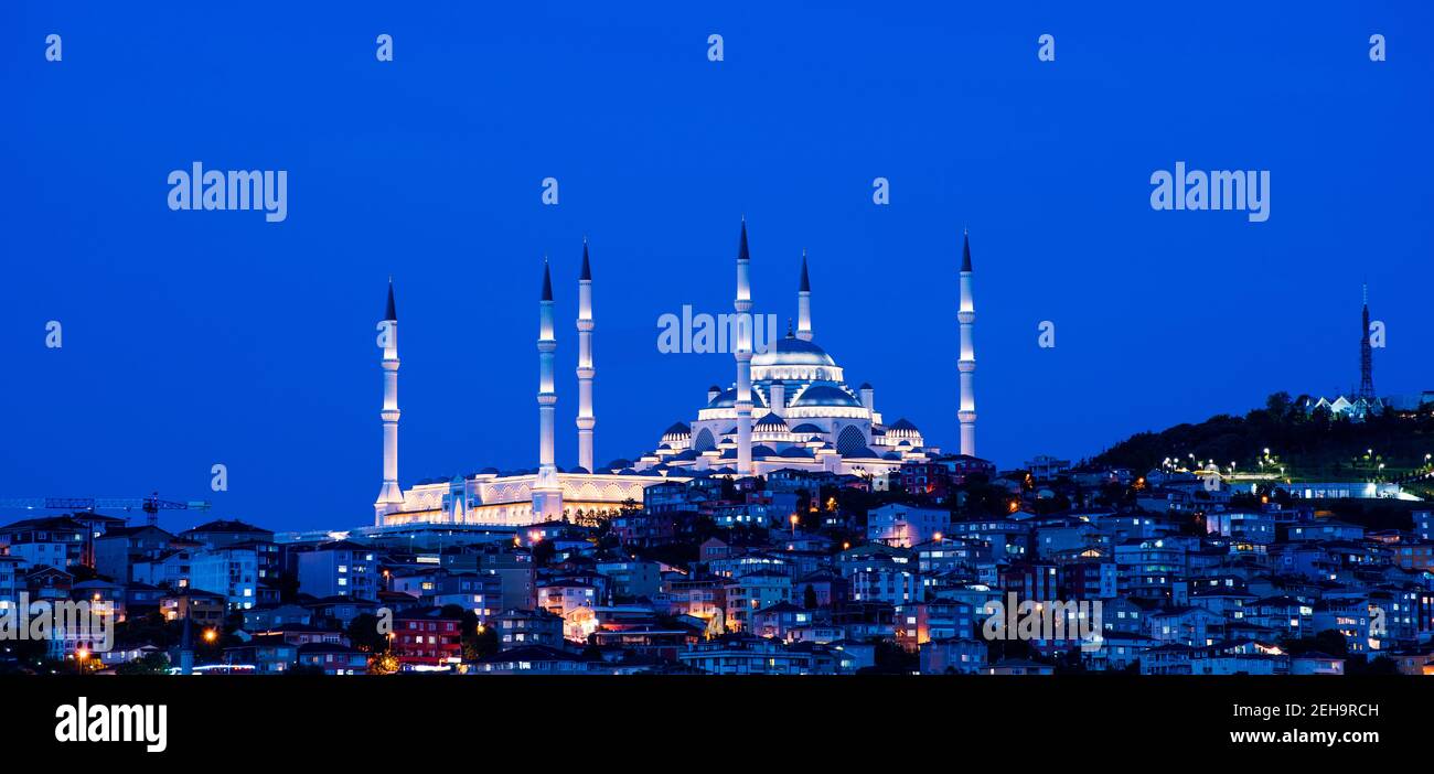 MOSCHEA CAMLICA a Istanbul, Turchia. La moschea di Camlica è la più grande moschea della Turchia. Moschea con cielo blu al tramonto. Foto Stock