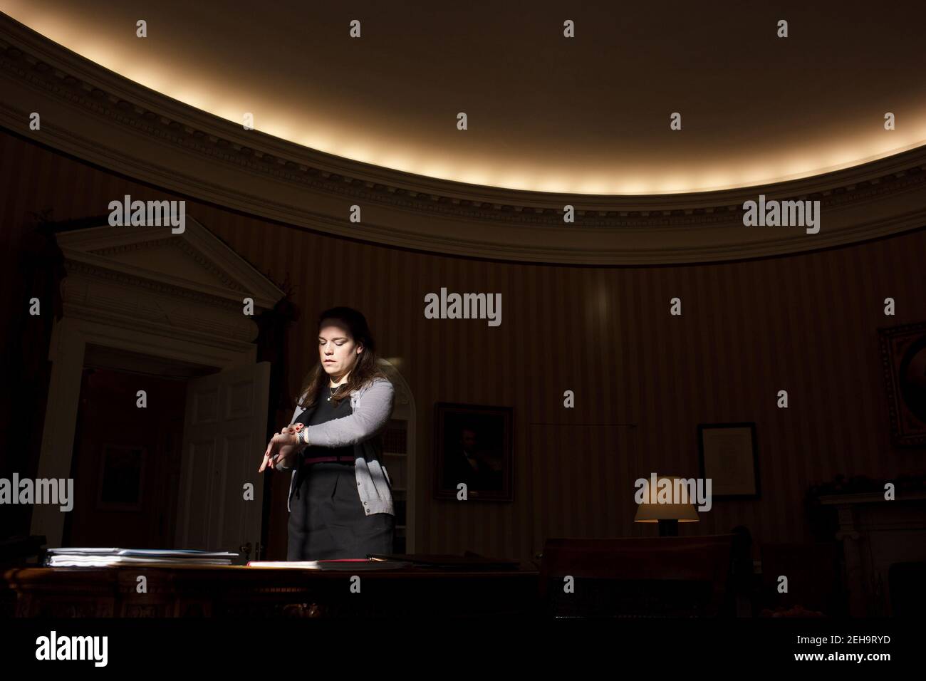 Il Segretario personale Katie Johnson si trova in un fascio di luce solare nell'Ufficio ovale, 21 dicembre 2010. Foto Stock