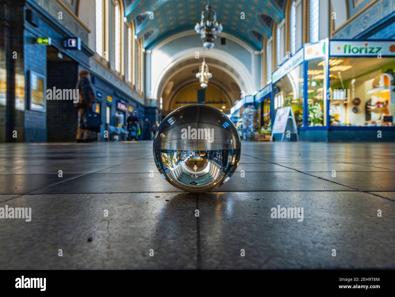 Zgorzelec Gorlitz gennaio 27 2020 Gorlitz Bahnhof interni riflessi in lensball vetroso di cristallo piccolo Foto Stock