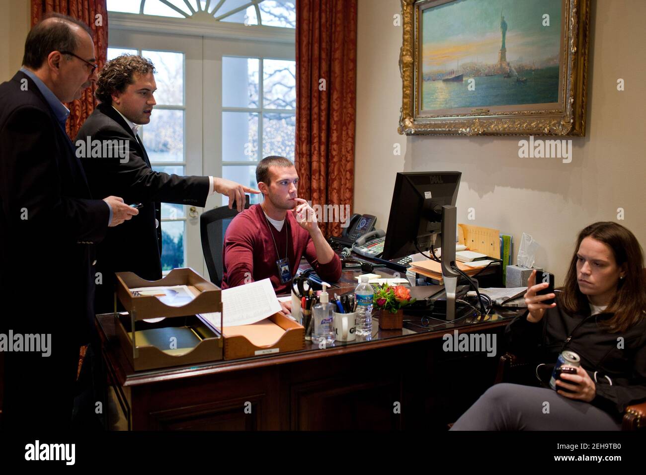 Il consulente senior David Axelrod, lo speechwriter Cody Keenan, e il direttore della Speechwriting Jon Favreau lavorano sulla dichiarazione del presidente Barack Obama riguardante il tiro della Rep. Gabrielle Giffords e di altri a Tucson, Ariz., nell'ufficio ovale esterno, 8 gennaio 2011. Il Segretario personale Katie Johnson è seduto a destra. Foto Stock