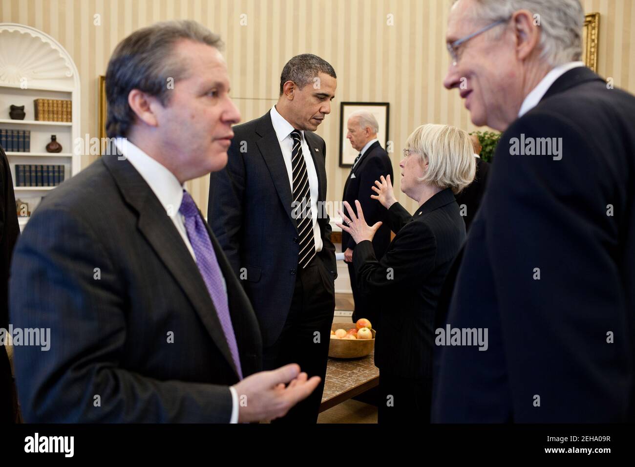 Il presidente Barack Obama parla con il Sen. Patty Murray, D-Washington, a seguito di un incontro con la leadership democratica del Senato nell'Ufficio ovale, il 16 febbraio 2011. Gene Sperling, direttore del Consiglio economico nazionale, parla in primo piano con il leader della maggioranza del Senato Harry Reid, D-Nev. Foto Stock