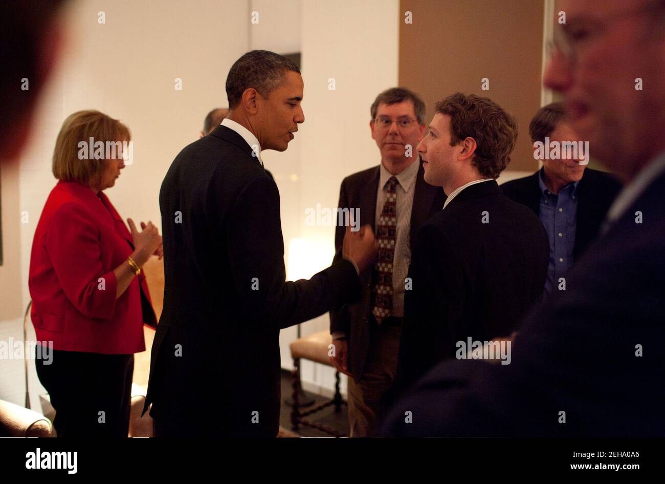 Il presidente Barack Obama parla con Mark Zuckerberg, fondatore e CEO di Facebook, prima di una cena con i leader del settore tecnologico a Woodside, California, il 17 febbraio 2011. Anche nella foto, da sinistra a destra, sono Carol Bartz, Yahoo! Presidente e CEO; Art Levinson, Presidente Genentech ed ex CEO; Steve Westly, Fondatore e Managing Partner, The Westly Group; e Eric Schmidt, Executive Chairman e CEO di Google. Foto Stock
