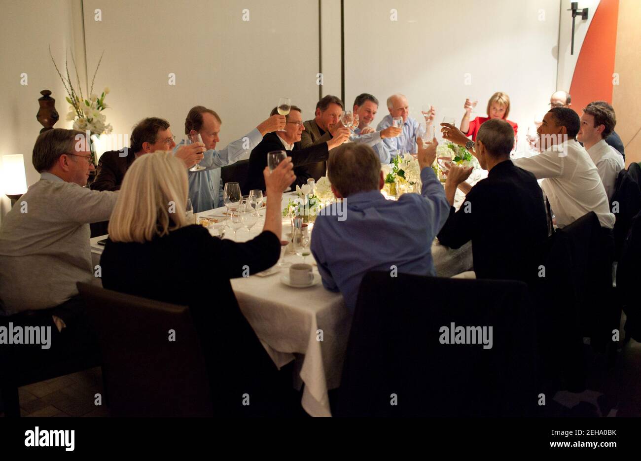 Il presidente Barack Obama si unisce a un brindisi con i leader di affari di tecnologia ad una cena a Woodside, California, 17 febbraio 2011. Foto Stock