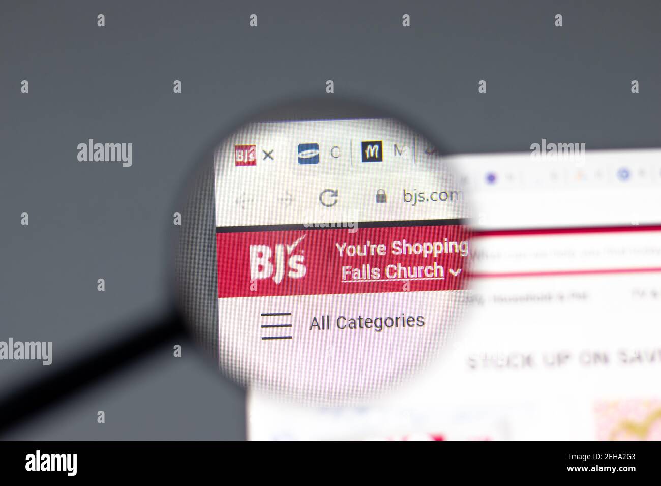New York, Stati Uniti d'America - 15 Febbraio 2021: Sito web BJ Wholesale Club nel browser con logo aziendale, Editoriale illustrativo Foto Stock