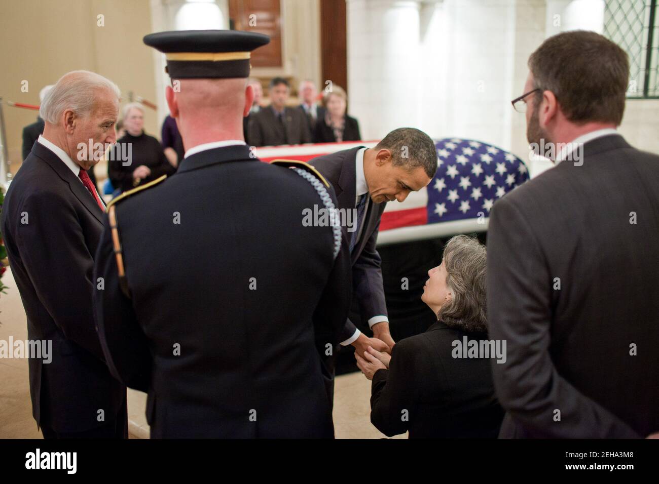 Il presidente Barack Obama e il vice presidente Joe Biden salutano Susannah Flanagan, figlia di Frank Buckles, alla cappella commemorativa del cimitero nazionale di Arlington, Virginia, il 15 marzo 2011. Le fibbie, l'ultimo veterano della prima guerra mondiale americana sopravvissuto, sono scomparse il 27 febbraio 2011 nella sua casa della West Virginia. Aveva 110 anni. Foto Stock