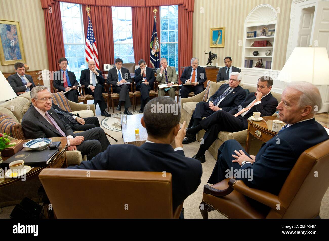 Il presidente Barack Obama e il vice presidente Joe Biden hanno incontrato i leader repubblicani della Camera e democratici del Senato presso l'Ufficio ovale per discutere i negoziati in corso sul budget per un progetto di finanziamento, il 5 aprile 2011. Foto Stock