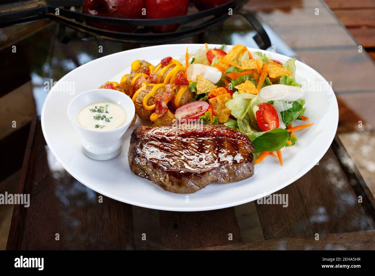 Bistecca di picanha alla griglia con insalata Foto stock - Alamy
