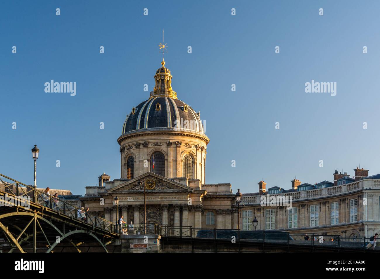 Parigi, Francia - 29 agosto 2019 : costruzione dell'Istituto di Francia a Parigi, che ospita l'Accademia Francese delle Scienze, fondata nel 1666 da Luigi XIV Uno Foto Stock