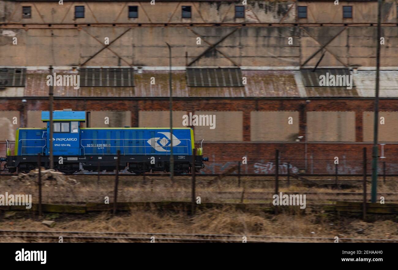 Wroclaw Gennaio 10 2020 guida su rotaie treno blu PKP Carico Foto Stock