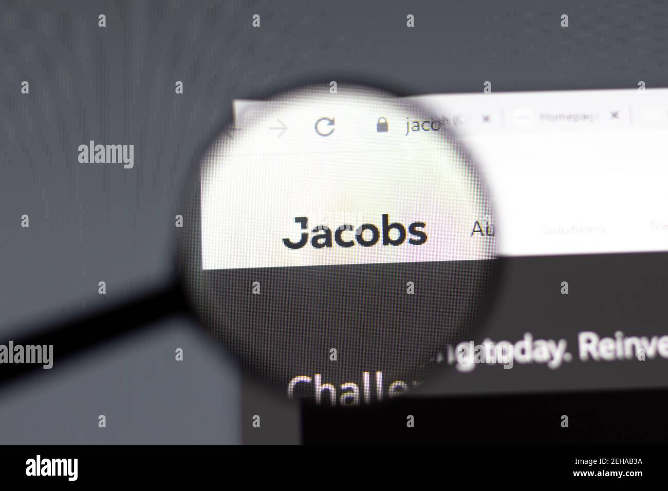 New York, USA - 15 Febbraio 2021: Jacobs Engineering Group website in browser with Company logo, illustrative Editorial Foto Stock