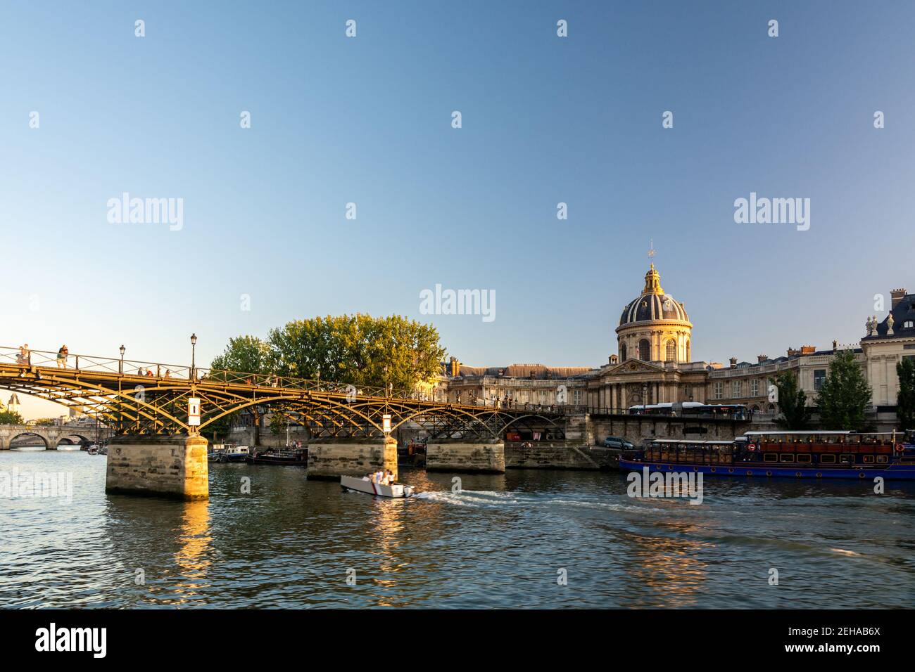 Parigi, Francia - 29 agosto 2019 : costruzione dell'Istituto di Francia a Parigi, che ospita l'Accademia Francese delle Scienze, fondata nel 1666 da Luigi XIV Uno Foto Stock
