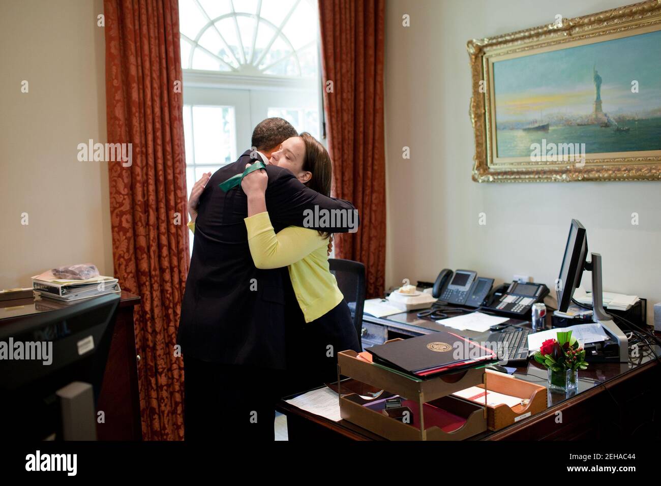 Il presidente Barack Obama ha dato il suo addio al segretario personale Katie Johnson il suo ultimo giorno alla Casa Bianca, 10 giugno 2011. Foto Stock