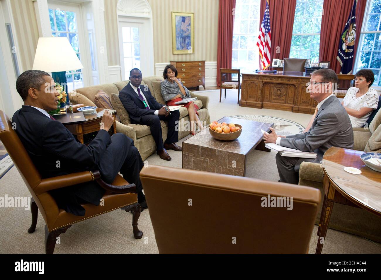 Il presidente Barack Obama tiene un incontro sulla politica contro l'AIDS con i membri del Consiglio di politica interna all'Ufficio ovale, il 12 luglio 2011. La partecipazione al briefing con il presidente è, da sinistra: Greg Millett, Senior Scientist e collegamento HHS/CDC all'Ufficio della politica nazionale contro l'AIDS; il Direttore del Consiglio delle politiche nazionali Melody Barnes; Jeffrey Crowley; il Direttore dell'Ufficio della politica nazionale contro l'AIDS; e l'Senior Advisor Valerie Jarrett. Foto Stock