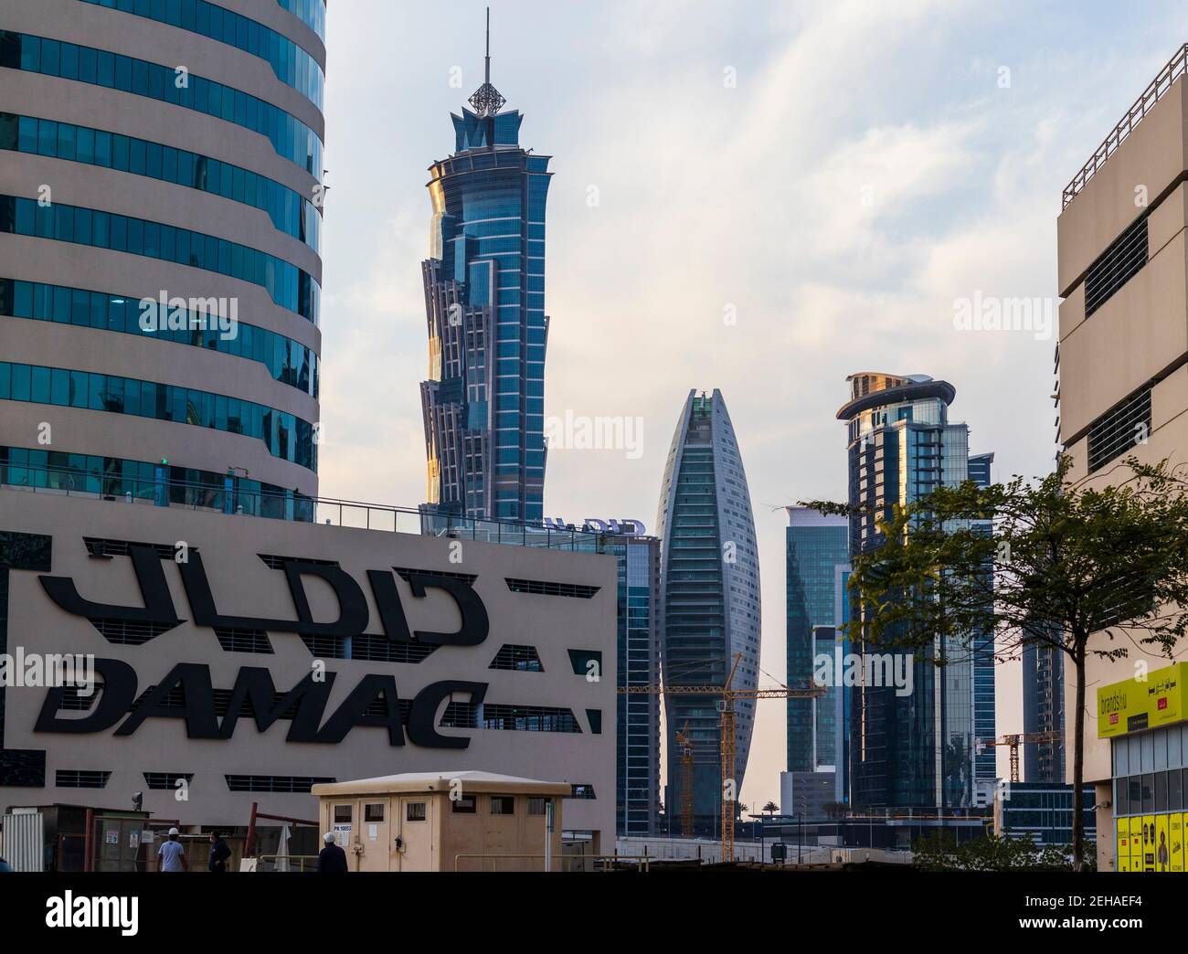 Dubai, Emirati Arabi Uniti - 02.18.2021 edifici moderni del quartiere di Business Bay. Foto Stock Dubai, Emirati Arabi Uniti - 02.18.2021 edifici moderni del quartiere di Business Bay. Foto Stock