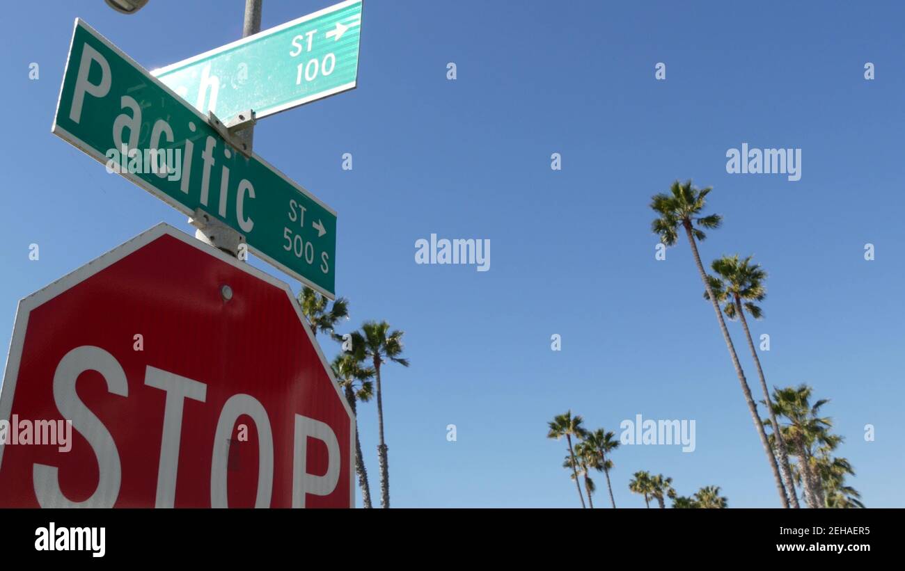 Pacific Street, al bivio, Route 101 destinazione turistica, California, Stati Uniti. Scritta sul cartello d'incrocio, simbolo del viaggio estivo Foto Stock