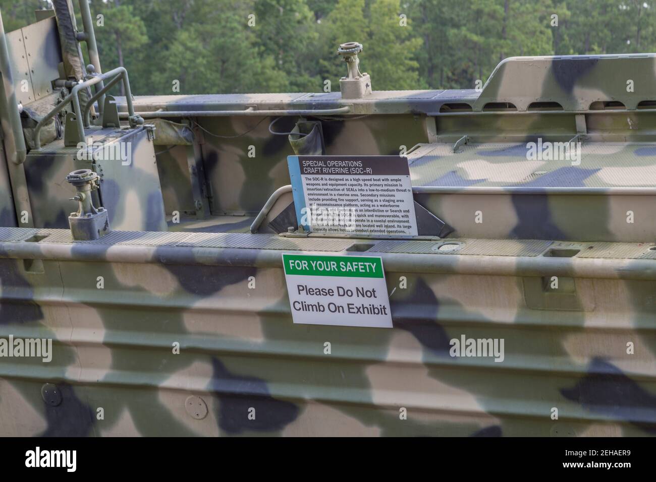 Barca fluviale Special Operations Craft all'esterno dell'Infinity Science Center presso il John C. Stennis Space Center, nella contea di Hamock, Mississippi Foto Stock