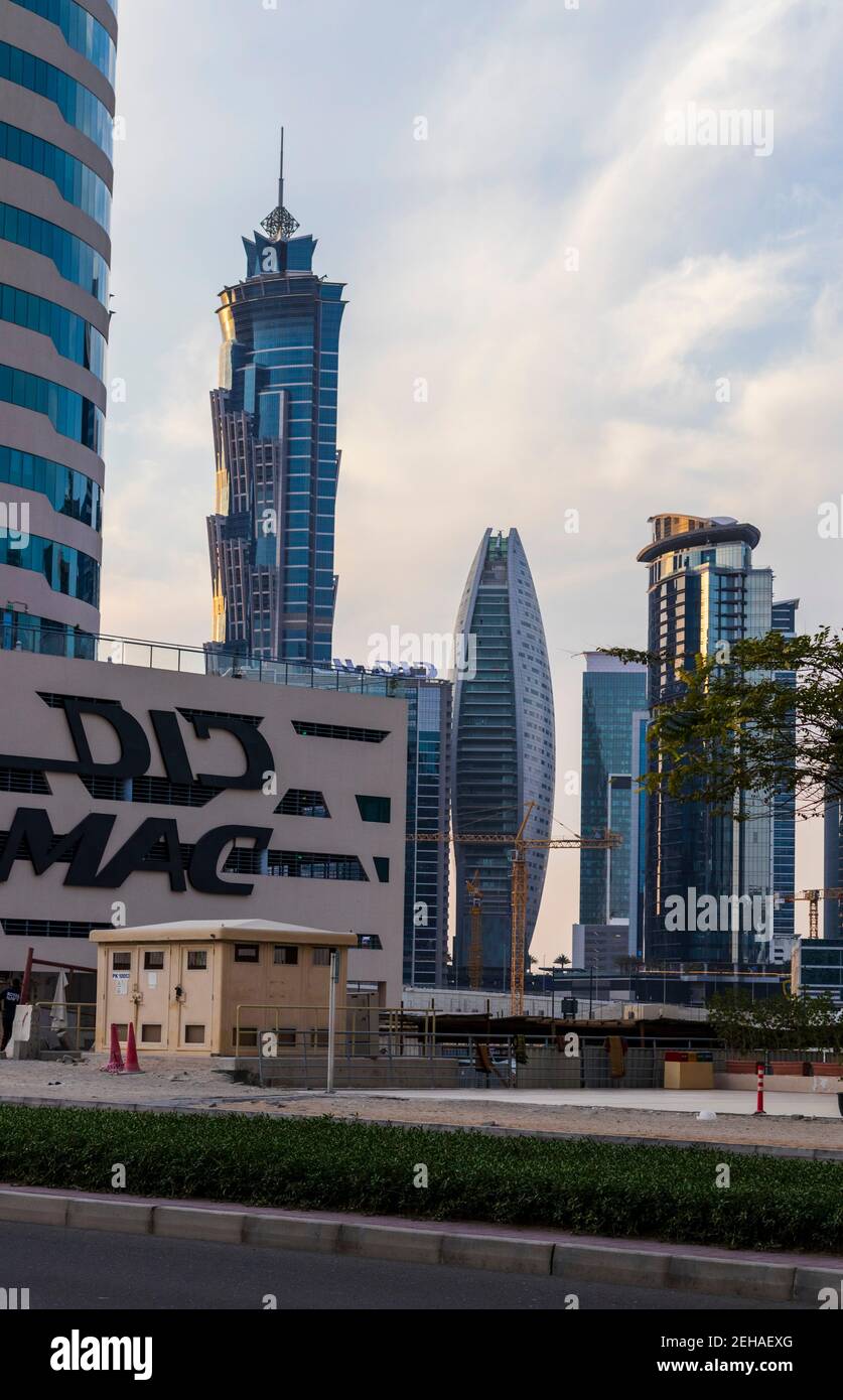Dubai, Emirati Arabi Uniti - 02.18.2021 edifici moderni del quartiere di Business Bay. Foto Stock Dubai, Emirati Arabi Uniti - 02.18.2021 edifici moderni del quartiere di Business Bay. Foto Stock