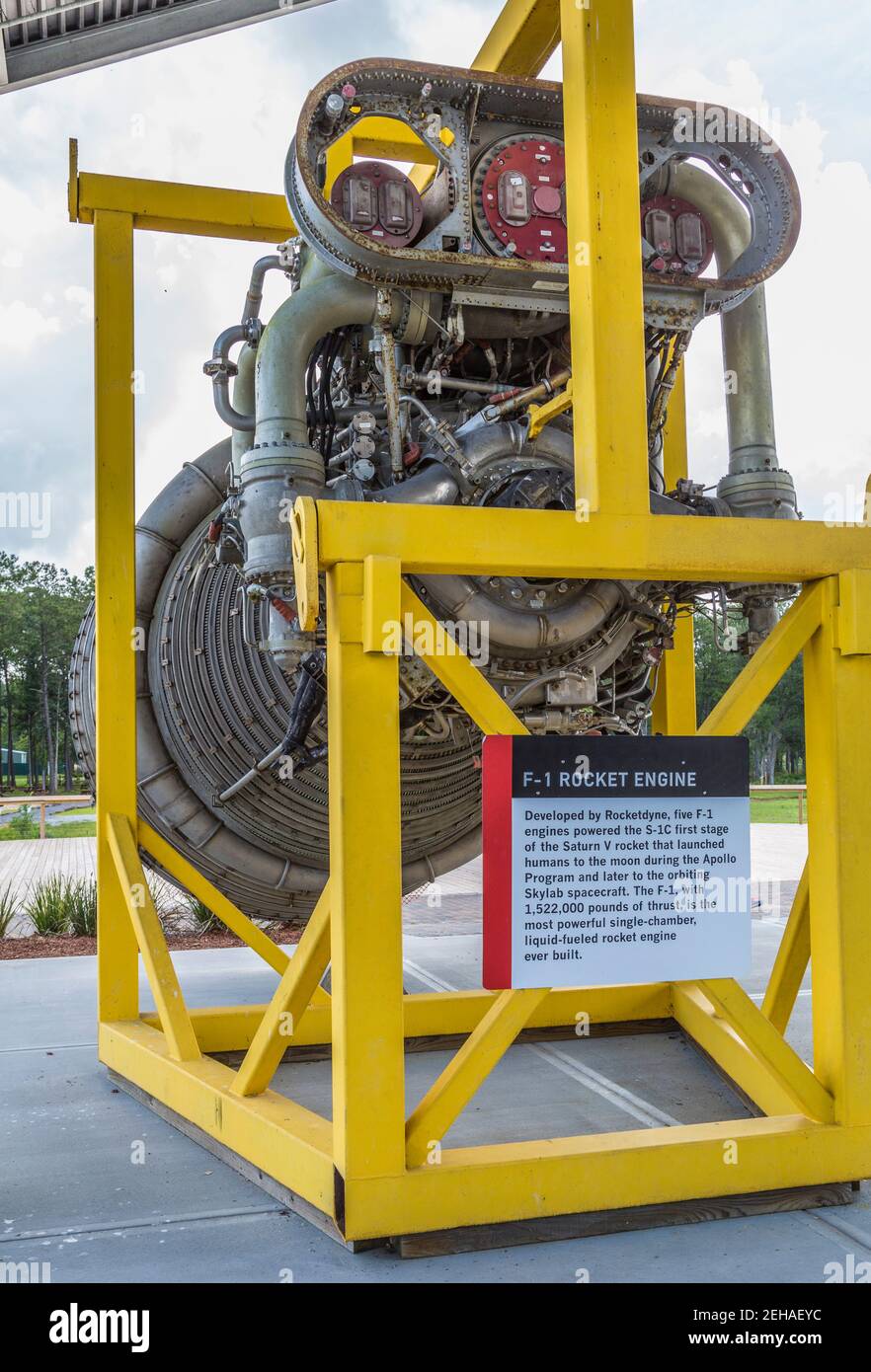 Motore a razzo F-1 in mostra all'esterno dell'Infinity Science Center presso il John C. Stennis Space Center, nella contea di Hamock, Mississippi Foto Stock