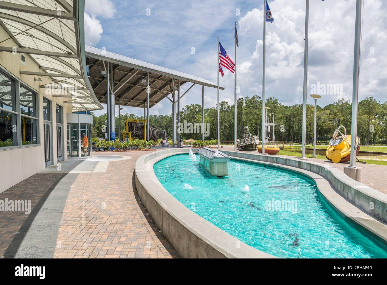 Il tempo è vicino alla fontana all'ingresso dell'Infinity Science Center presso il John C. Stennis Space Center, nella contea di Hamock, Mississippi Foto Stock