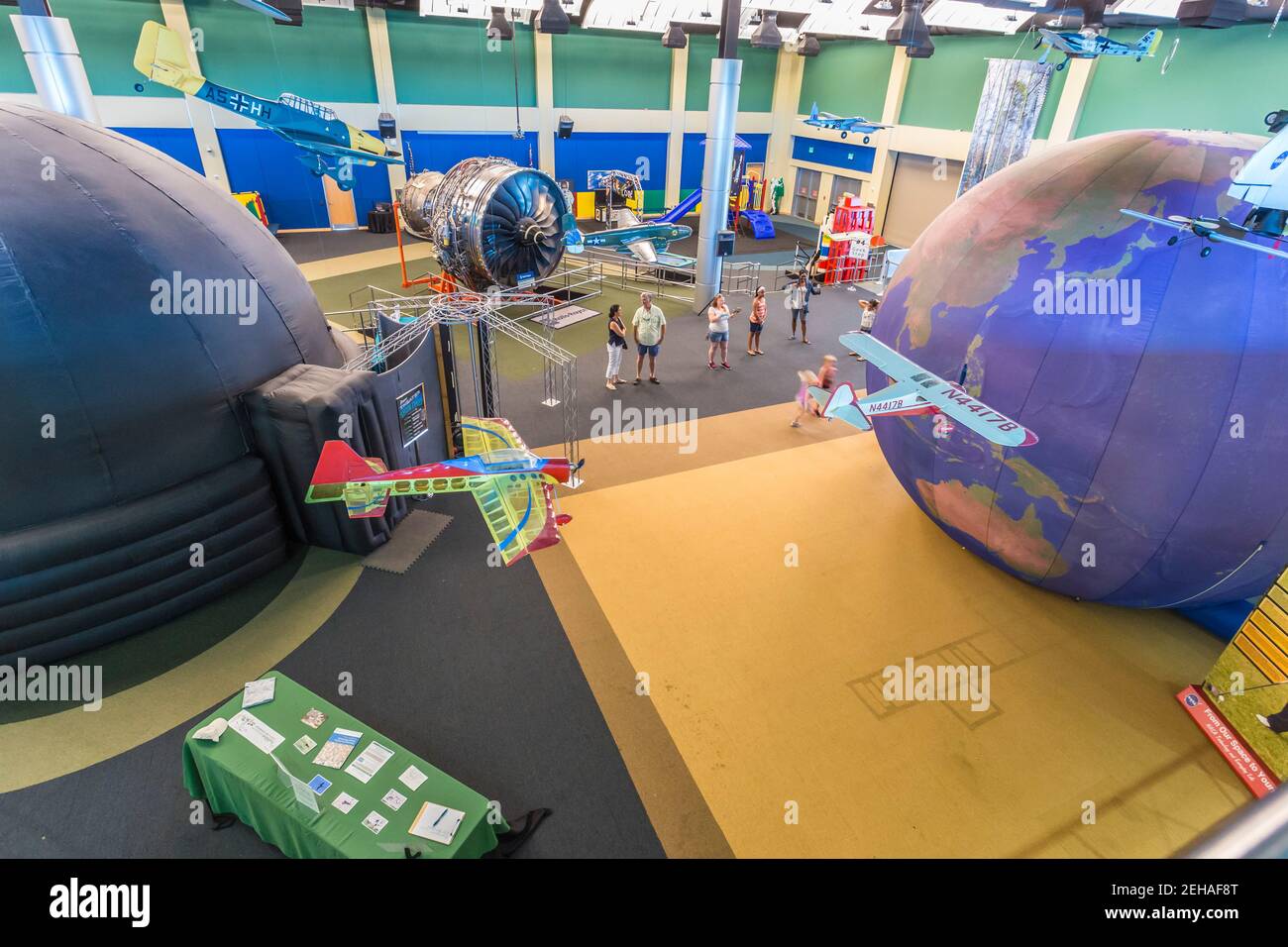 I visitatori potranno ammirare le mostre all'interno del centro visitatori dell'Infinity Science Center presso il John C. Stennis Space Center, nella contea di Hamock, Mississippi Foto Stock