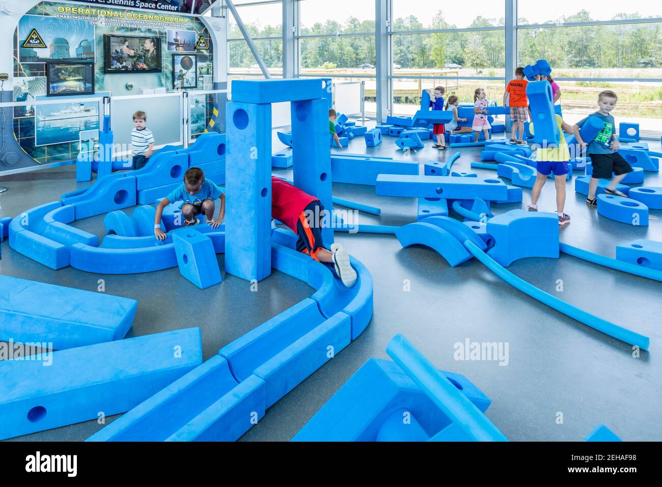 Bambini che giocano alla mostra Operation Oceanography nell'Infinity Science Center del John C. Stennis Space Center nel Mississippi Foto Stock