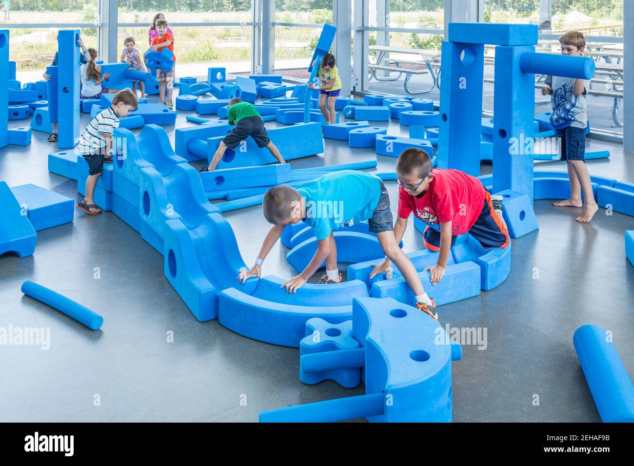Bambini che giocano alla mostra Operation Oceanography nell'Infinity Science Center del John C. Stennis Space Center nel Mississippi Foto Stock