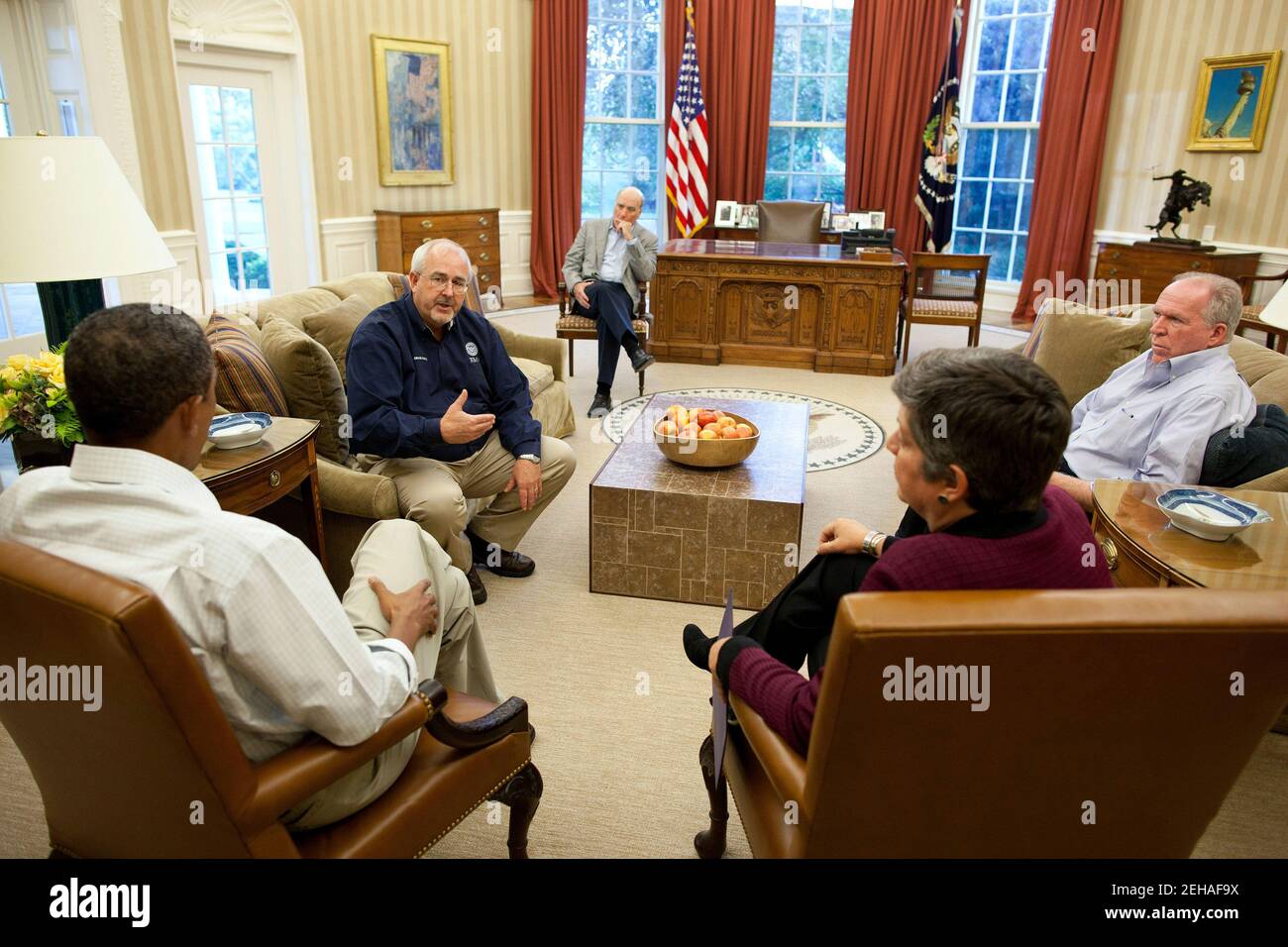 Il presidente Barack Obama tiene un incontro presso l'Ufficio ovale per discutere le conseguenze dell'uragano Irene, domenica 28 agosto 2011. All'incontro, da sinistra, partecipano: Amministratore FEMA Craig Fugate; Capo dello staff Bill Daley; Segretario per la sicurezza interna Janet Napolitano; e John Brennan, Assistente del Presidente per la sicurezza interna e il antiterrorismo. Foto Stock