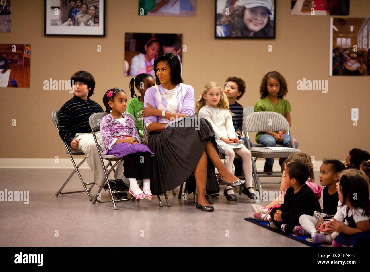 La First Lady Michelle Obama si siede con gli studenti durante una visita all'AGNELLO Bilingual School Maggio 4, 2009, come un lead-fino al messicano Cinco de Mayo vacanza. Gazzetta White House Foto di Samantha Appleton. Questo ufficiale della Casa Bianca fotografia si è reso disponibile per la pubblicazione da parte di organizzazioni di notizie e/o per uso personale la stampa dal soggetto(s) della fotografia. La fotografia non possono essere manipolati in qualsiasi modo o utilizzati in materiali, pubblicità, prodotti o promozioni che in qualsiasi modo suggeriscono l'omologazione o approvazione del Presidente, la prima famiglia, o la Casa Bianca. Foto Stock