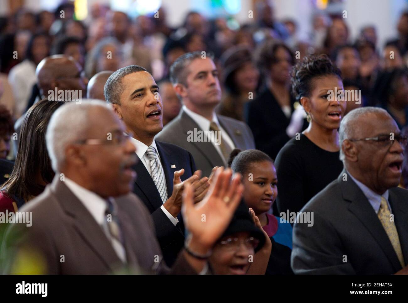 Il presidente Barack Obama, la prima signora Michelle Obama, e le figlie Malia (in parte visto a sinistra) e Sasha frequentano i servizi della chiesa di Zion Baptist a Washington, D.C., domenica 15 gennaio 2012. Foto Stock