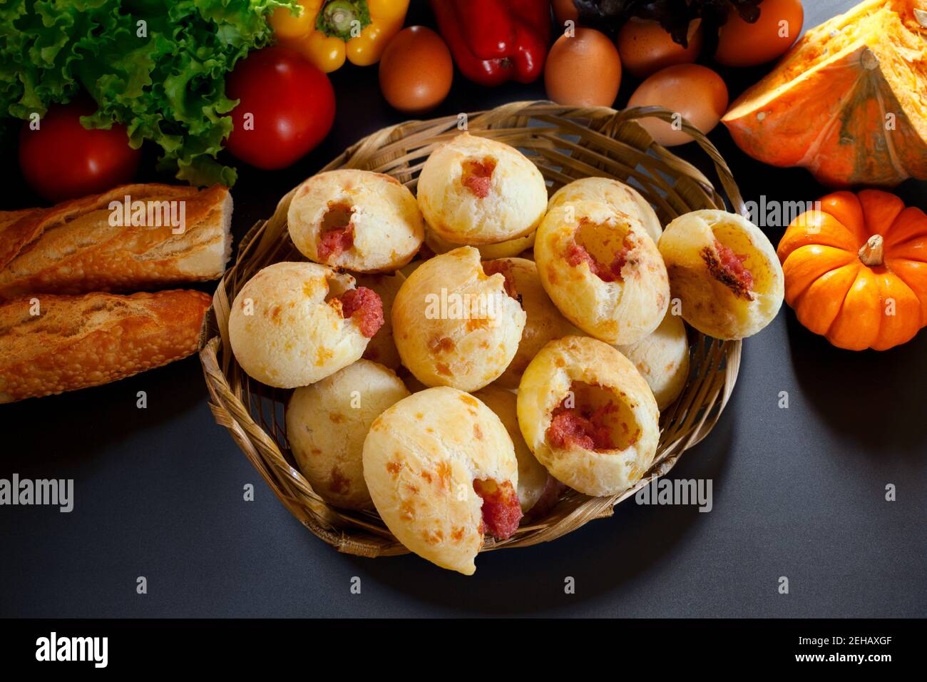 Prima colazione con pane al formaggio ripieno, pao de queijo Foto Stock