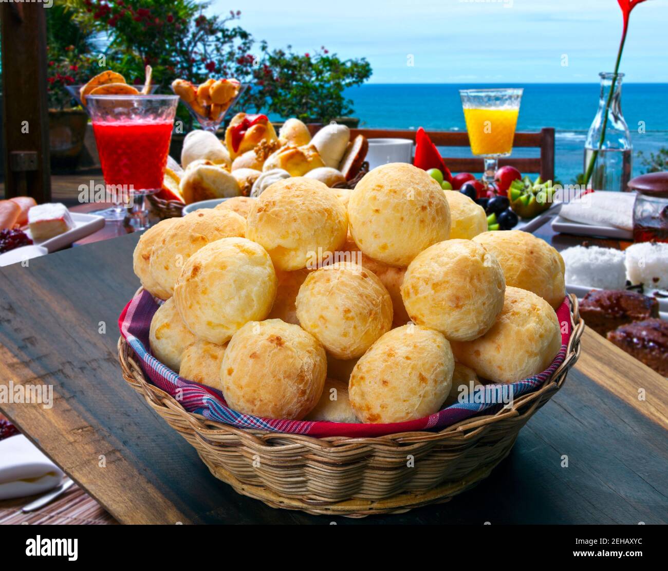 Prima colazione in hotel sulla spiaggia, spuntino brasiliano, tradizionale pane al formaggio da Minas Gerais - pao de queijo Foto Stock