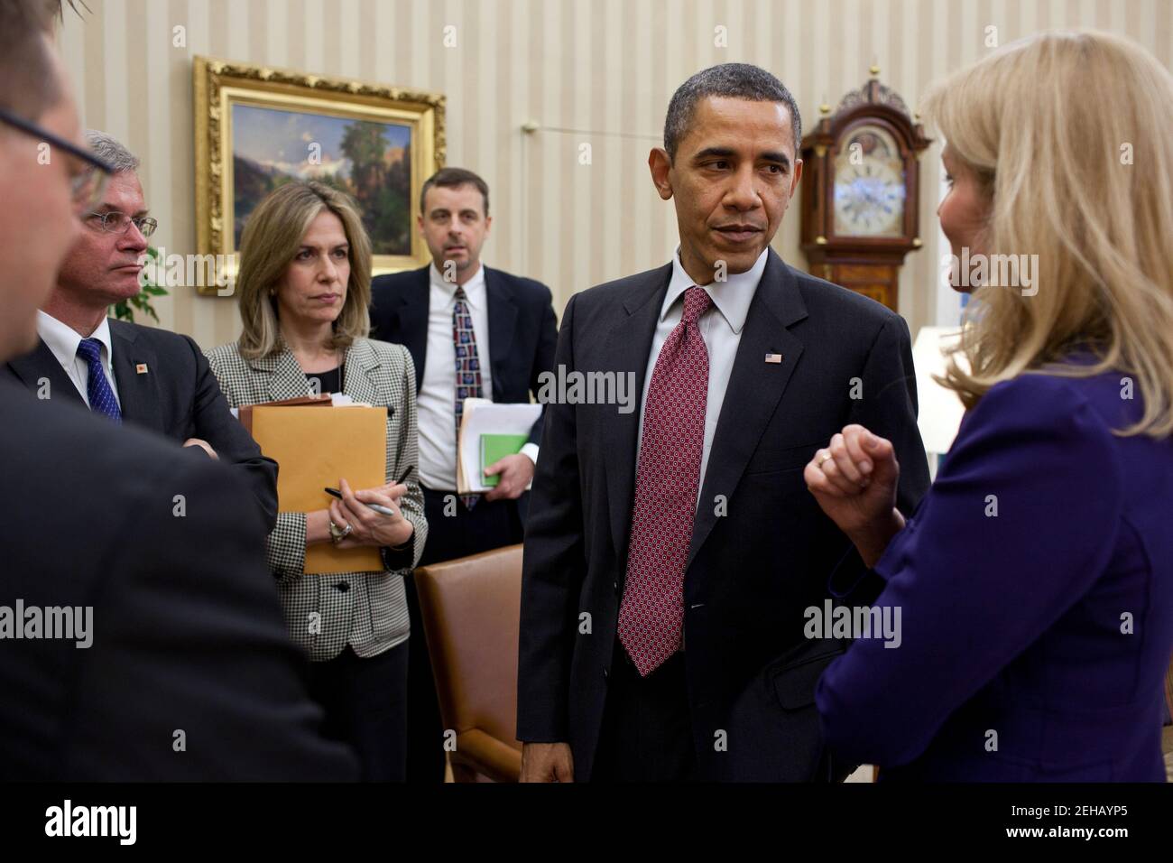 Il presidente Barack Obama e il primo ministro danese Helle Thorning-Schmidt hanno parlato al termine del loro incontro bilaterale nell'Ufficio ovale, il 24 febbraio 2012. Nella foto, da sinistra, sono raffigurati: Christian Kettel Thomsen, Segretario di Stato permanente; Peter Taksoe-Jensen, Ambasciatore di Danimarca negli Stati Uniti; Liz Sherwood-Randall, Direttore senior per gli Affari europei; e Bill Moeller, Direttore per gli Affari dell'Europa centrale. Foto Stock