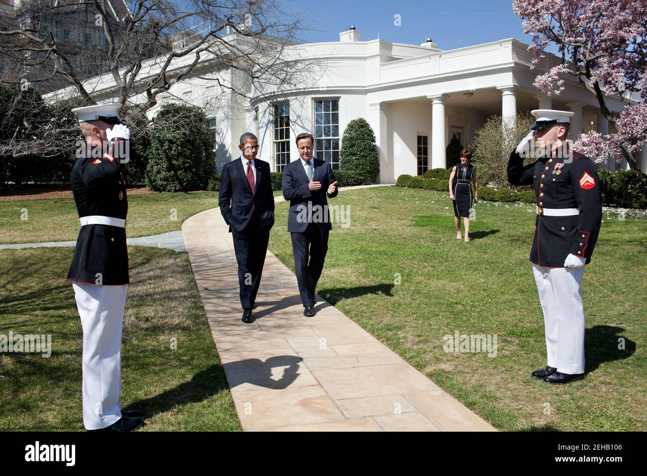 Il presidente Barack Obama accompagna il primo ministro del Regno Unito David Cameron al suo corteo in seguito ai loro incontri alla Casa Bianca, il 14 marzo 2012. Foto Stock
