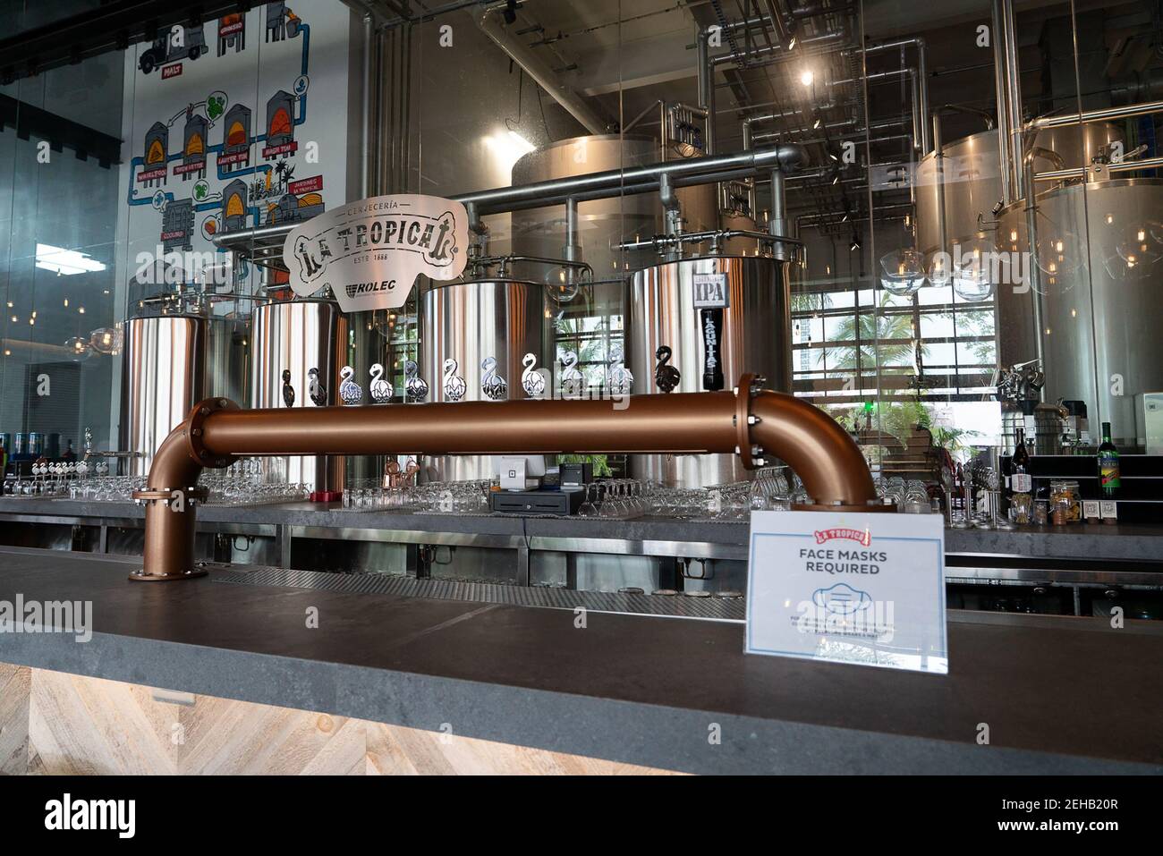 Miami, Stati Uniti d'America. 19 Feb 2021. MIAMI, FL-FEB 22: Atmosfera il marchio iconico, che fondano l'industria della birra cubana nel 1888, apre ufficialmente una nuova casa permanente a Wynwood per oltre mezzo secolo dopo essere stato sequestrato dal governo cubano, a Miami, Florida il 22 febbraio 2021 (Foto di Alberto E. Tamargo/Sipa USA) Credit: Sipa USA/Alamy Live News Foto Stock